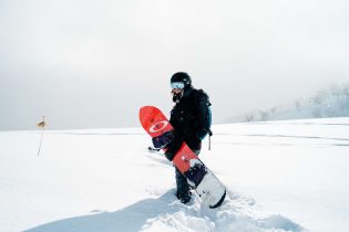 Ochraniacze i plecaki narciarskie – dlaczego nie należy o nich zapominać?