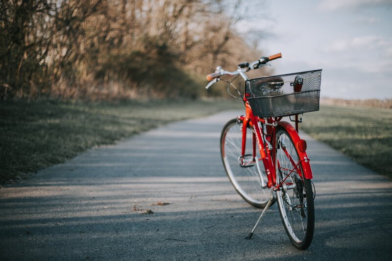 Czerwony model roweru na wycieczki rowerowe po malowniczym terenie